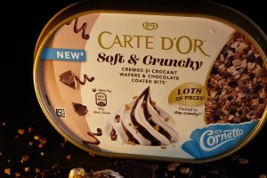 Brownie cu înghețată cremoasă și topping crunchy