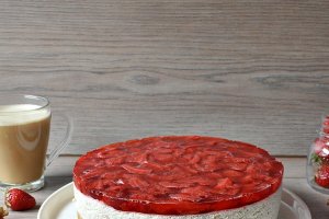 Cheesecake cu capsuni si banane, fara coacere