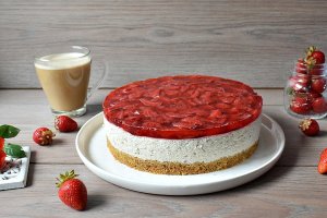 Cheesecake cu capsuni si banane, fara coacere