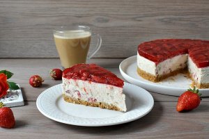 Cheesecake cu capsuni si banane - Reteta delicioasa fara coacere
