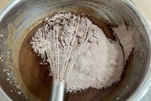 Tort cu mure, cirese si ciocolata