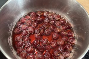 Tort cu mure, cirese si ciocolata