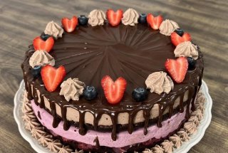 Tort cu mure, cirese si ciocolata - Reteta delicioasa cu fructe