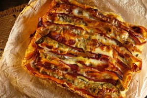 Aperitiv cu foi de plăcintă, bacon și cașcaval - Rețeta rapidă și savuroasă
