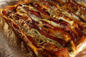 Aperitiv cu foi de plăcintă, bacon și cașcaval - Rețeta rapidă și savuroasă