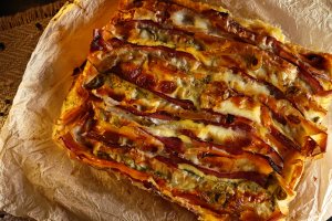 Aperitiv cu foi de plăcintă, bacon și cașcaval - Rețeta rapidă și savuroasă