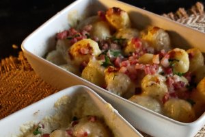 Cartofi noi cu brânză de burduf și bacon - Rețeta gustoasă și sățioasă