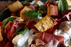 Salată cu burrata și jamon - Rețeta rapidă și plină de savoare
