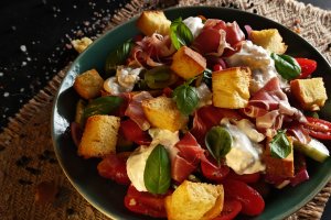Salată cu burrata și jamon - Rețeta rapidă și plină de savoare