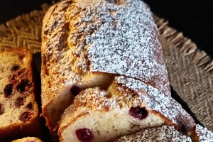 Chec cu iaurt și vișine – rețeta rapidă pentru un desert pufos