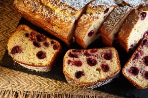 Chec cu iaurt și vișine – rețeta rapidă pentru un desert pufos