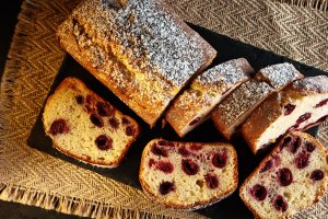 Chec cu iaurt și vișine – rețeta rapidă pentru un desert pufos