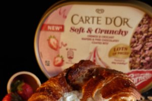 Croissant umplut cu înghețată și fructe - Desertul rapid și delicios