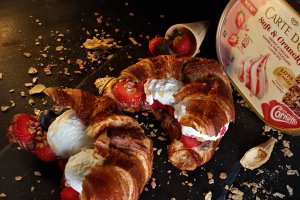 Croissant umplut cu înghețată și fructe - Desertul rapid și delicios