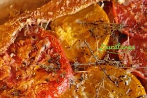 Tarta verii - Rețeta savuroasă cu roșii și ceapă caramelizată