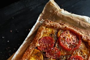 Tarta verii - Rețeta savuroasă cu roșii și ceapă caramelizată