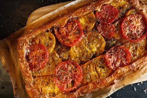 Tarta verii - Rețeta savuroasă cu roșii și ceapă caramelizată