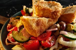 Salată grecească reinterpretată - Rețeta savuroasă cu feta pane