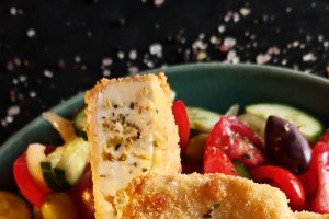 Salată grecească reinterpretată - Rețeta savuroasă cu feta pane