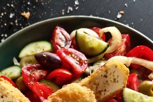 Salată grecească reinterpretată - Rețeta savuroasă cu feta pane