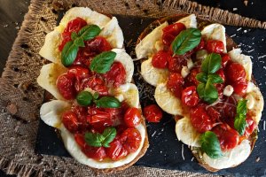Bruschete cu roșii cherry și mozzarella - Rapide și savuroase