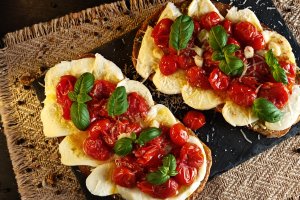 Bruschete cu roșii cherry și mozzarella - Rapide și savuroase