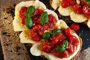 Bruschete cu roșii cherry și mozzarella - Rapide și savuroase