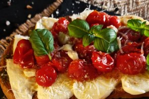 Bruschete cu roșii cherry și mozzarella - Rapide și savuroase